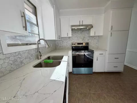 Kitchen - 5828 Clubview Dr, Jackson, MS 39211 photo 2 of 4