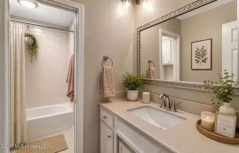 Bath - 1422 Mossline Dr, Jackson, MS 39211 photo 2 of 3
