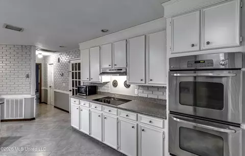 Kitchen - 1422 Mossline Dr, Jackson, MS 39211 photo 8 of 10