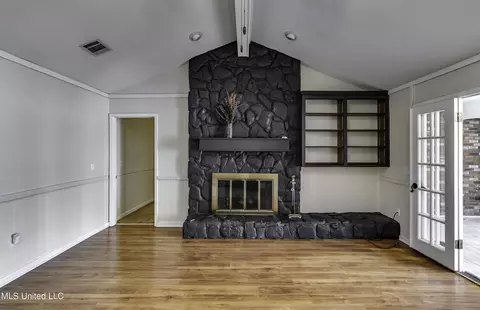 Living - 1422 Mossline Dr, Jackson, MS 39211 photo 2 of 5