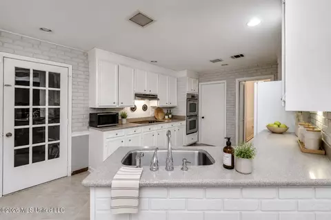 Kitchen - 1422 Mossline Dr, Jackson, MS 39211 photo 2 of 4