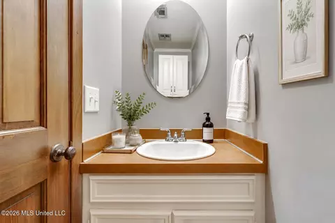 Bath - 1422 Mossline Dr, Jackson, MS 39211 photo 3 of 3