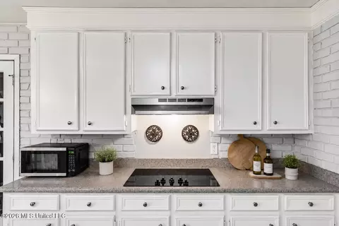Kitchen - 1422 Mossline Dr, Jackson, MS 39211 photo 3 of 4