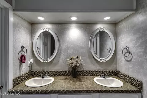 Bath - 1422 Mossline Dr, Jackson, MS 39211 photo 2 of 5