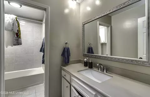 Bath - 1422 Mossline Dr, Jackson, MS 39211 photo 3 of 6