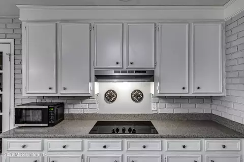 Kitchen - 1422 Mossline Dr, Jackson, MS 39211 photo 7 of 10