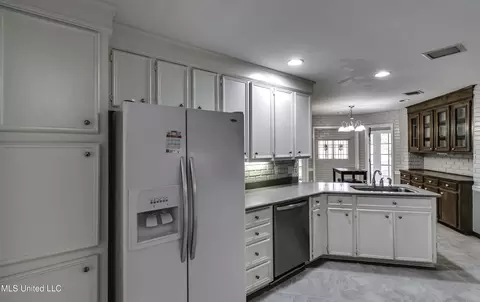 Kitchen - 1422 Mossline Dr, Jackson, MS 39211 photo 5 of 7