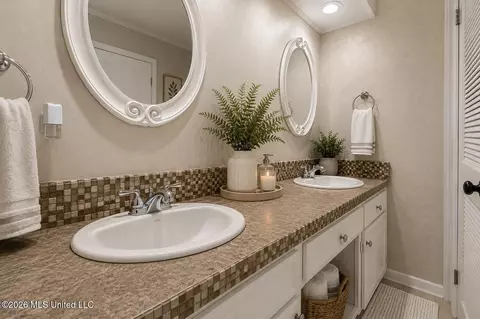 Bath - 1422 Mossline Dr, Jackson, MS 39211 photo 1 of 3