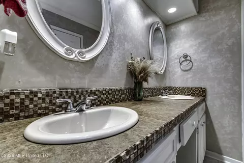 Bath - 1422 Mossline Dr, Jackson, MS 39211 photo 6 of 6
