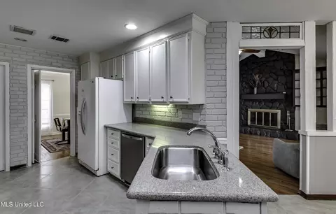 Kitchen - 1422 Mossline Dr, Jackson, MS 39211 photo 7 of 7