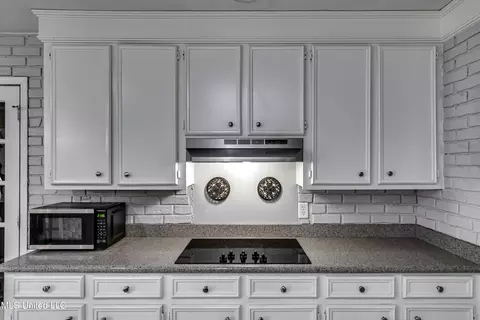 Kitchen - 1422 Mossline Dr, Jackson, MS 39211 photo 3 of 7