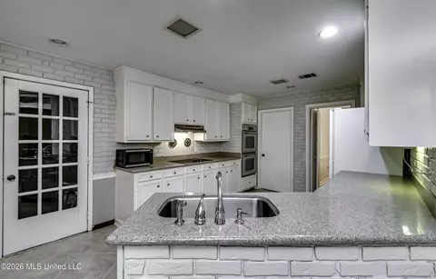 Kitchen - 1422 Mossline Dr, Jackson, MS 39211 photo 6 of 10