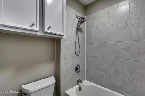 Bath - 1422 Mossline Dr, Jackson, MS 39211 photo 3 of 5