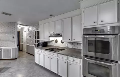 Kitchen - 1422 Mossline Dr, Jackson, MS 39211 photo 4 of 7