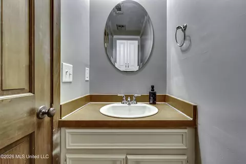 Bath - 1422 Mossline Dr, Jackson, MS 39211 photo 5 of 6