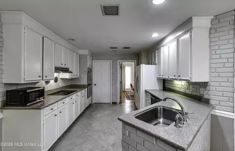 Kitchen - 1422 Mossline Dr, Jackson, MS 39211 photo 5 of 10