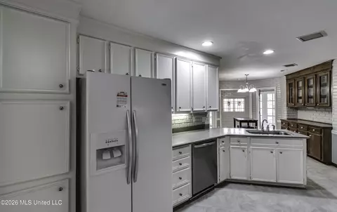 Kitchen - 1422 Mossline Dr, Jackson, MS 39211 photo 9 of 10