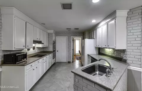 Kitchen - 1422 Mossline Dr, Jackson, MS 39211 photo 1 of 7