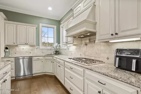 Kitchen - 302 Crimson Crowne, Flowood, MS 39232 photo 5 of 7