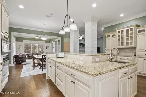 Kitchen - 302 Crimson Crowne, Flowood, MS 39232 photo 7 of 7
