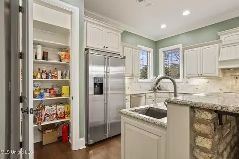 Kitchen - 302 Crimson Crowne, Flowood, MS 39232 photo 2 of 7