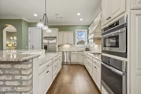 Kitchen - 302 Crimson Crowne, Flowood, MS 39232 photo 4 of 7