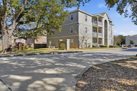 310 Holcomb Blvd #305, Ocean Springs, MS 39564