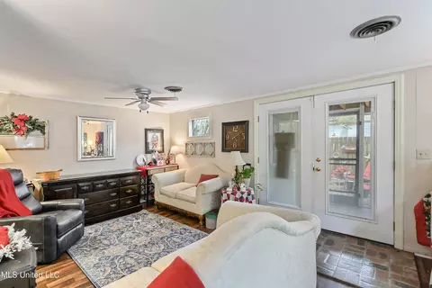 Living - 117 Cedar St, Lucedale, MS 39452 photo 2 of 3