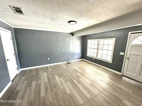 Living - 607 Hillsboro St, Forest, MS 39074 photo 2 of 2