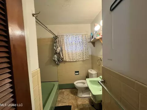 Bath - 130 Rebel Cir, Jackson, MS 39212 photo 1 of 1