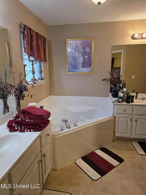 Bath - 324 Martha Dr, Byram, MS 39272 photo 4 of 6