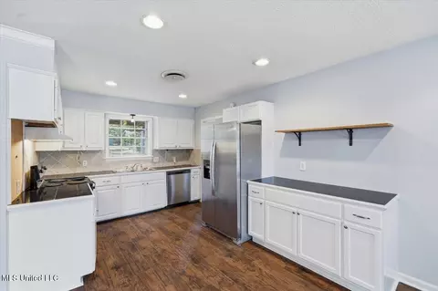 Kitchen - 1214 Pineview Dr, Clinton, MS 39056 photo 1 of 2