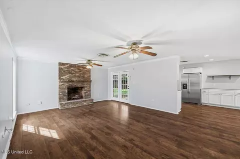 Living - 1214 Pineview Dr, Clinton, MS 39056 photo 2 of 7