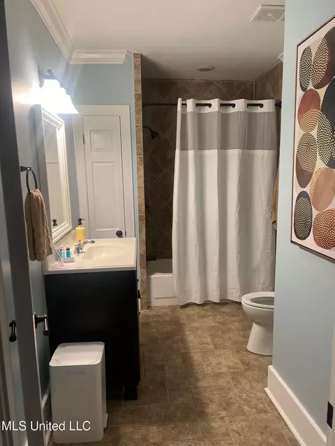 Bath - 1046 Whitworth St, Jackson, MS 39202 photo 2 of 2
