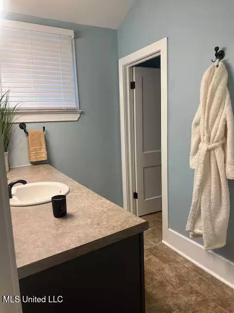 Bath - 1046 Whitworth St, Jackson, MS 39202 photo 1 of 2