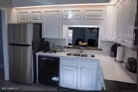 Kitchen - 105 Northtown Dr, Jackson, MS 39211 photo 2 of 3