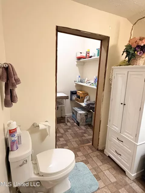 Bath - 1607 N Jackson St, Brookhaven, MS 39601 photo 3 of 3