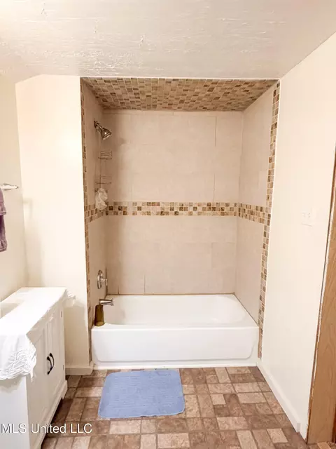 Bath - 1607 N Jackson St, Brookhaven, MS 39601 photo 2 of 3