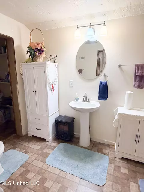 Bath - 1607 N Jackson St, Brookhaven, MS 39601 photo 1 of 3