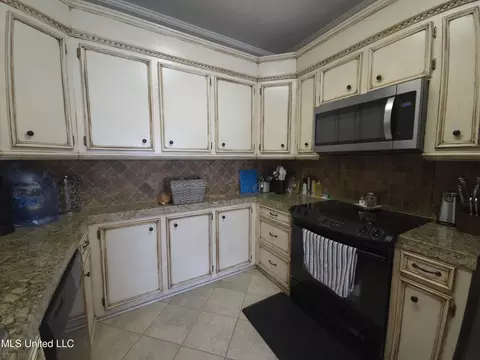 Kitchen - 550 Pecan Blvd, Brandon, MS 39042 photo 2 of 2
