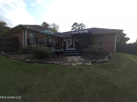 Exterior - 550 Pecan Blvd, Brandon, MS 39042 photo 9 of 13