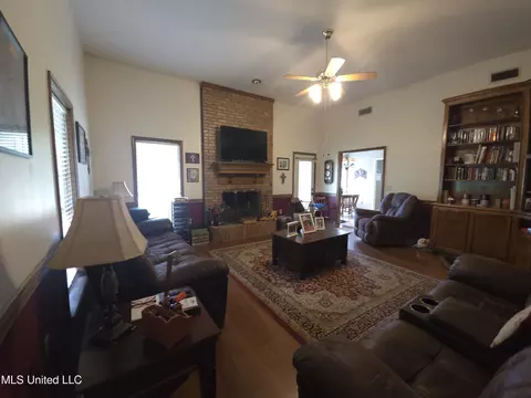 Living - 550 Pecan Blvd, Brandon, MS 39042 photo 2 of 3