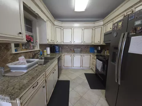 Kitchen - 550 Pecan Blvd, Brandon, MS 39042 photo 1 of 2