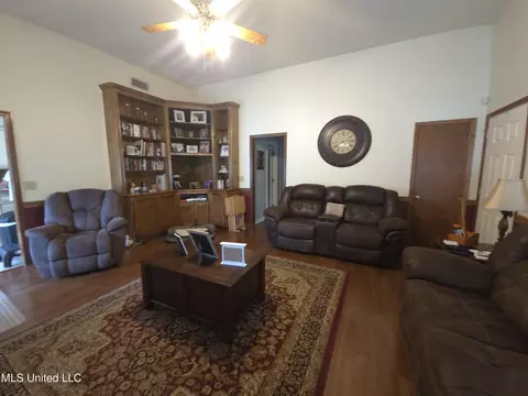 Living - 550 Pecan Blvd, Brandon, MS 39042 photo 3 of 3