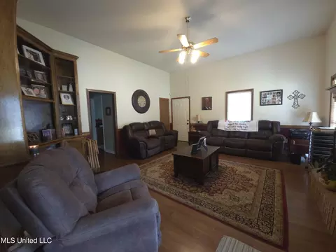 Living - 550 Pecan Blvd, Brandon, MS 39042 photo 1 of 3