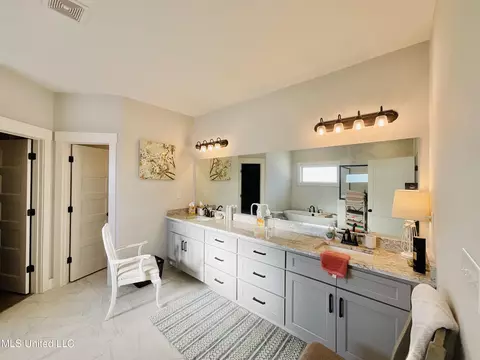 Bath - 1411 S Clair Cir, Hernando, MS 38632 photo 2 of 4