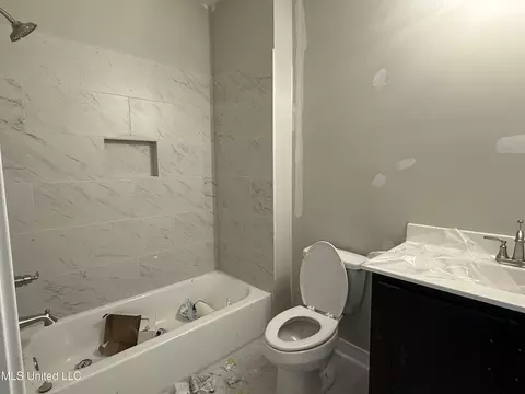 Bath - 7866 Ella Pointe Pointe, Walls, MS 38680 photo 3 of 4