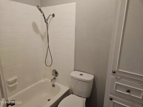 Bath - 1431 Tracewood Dr, Jackson, MS 39211 photo 2 of 5