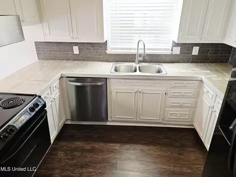 Kitchen - 1431 Tracewood Dr, Jackson, MS 39211 photo 2 of 4