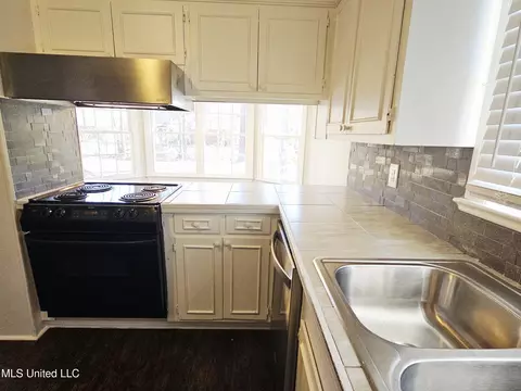 Kitchen - 1431 Tracewood Dr, Jackson, MS 39211 photo 3 of 4